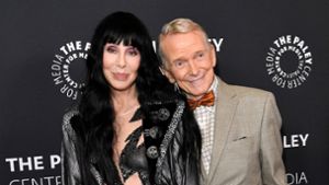 Kostüm- und Modedesigner Bob Mackie mit einer seiner engsten Freundinnen – Sängerin und Schauspielerin Cher. Foto: AFP/VALERIE MACON