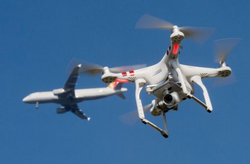 Drohnen stören den Flugverkehrt und könnten für Anschläge genutzt werden. Foto: dpa/Julian Stratenschulte