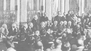 Die Vertreter der Siegermaechte waehrend der Verhandlungen zum Friedensvertrag von Versailles 1919 in Paris. Foto: epd