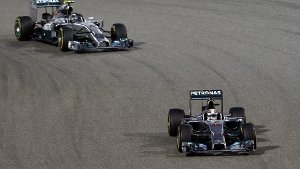 Solo für zwei: Lewis Hamilton vor Mercedes-Kollege Nico Rosberg Foto: Getty