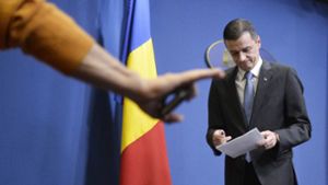 Rumäniens Ministerpräsident Sorin Grindeanu am 4. Februar nach einer Pressekonferenz. Auf Druck tagelanger Straßenproteste zieht Rumäniens Regierung eine umstrittene Eilverordnung zurück, die eine Strafverfolgung von Amtsmissbrauch erschwert hätte. Foto: AP