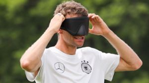 Thomas Müller probiert im Trainingslager Blindenfußball aus – und hat  viel Spaß dabei. Foto: dpa