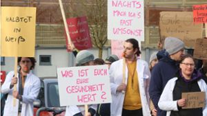 Ärztinnen und Ärzte demonstrieren im Januar 2024 in Rostock. Ärzteverbände aus Baden-Württemberg haben Proteste zum Auftakt des 128. Deutschen Ärztetags  angekündigt (Archivfoto). Foto: IMAGO/BildFunkMV/IMAGO