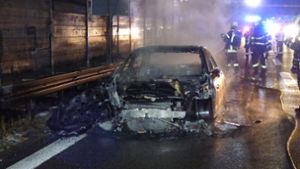 Am Montagmorgen brannte auf der A 81 ein Mercedes komplett aus. Foto: Polizeipräsidium Ludwigsburg