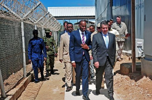 Außenminister Gabriel und der somalische Premierminister Hassan Ali Khaire am Flughafen von Mogadischu. Foto: AFP