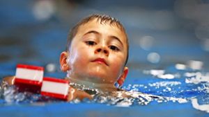 Schwimmen lernen – aber wo? Kurse und Vereine sind überfüllt. Foto: picture alliance / dpa/Jens Büttner