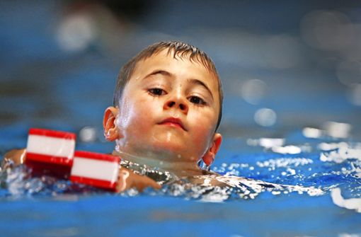Schwimmen lernen – aber wo? Kurse und Vereine sind überfüllt. Foto: picture alliance / dpa/Jens Büttner