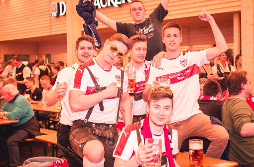 Fans des VfB Stuttgart im April 2017 auf dem Frühlingsfest. In Lederhose und Trikot. Foto: 7aktuell.de/David M. Skiba