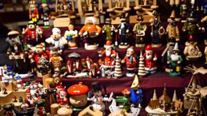 Im Gegensatz zu den Holzfiguren sollten  die Besucher der weihnachtlichen Marktstände   auf Abstand gehen. Foto: Ines Rudel
