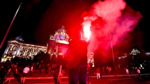 Hochexplosive Stimmung: vor dem Belgrader Parlament treffen Randalierer   und Polizisten aufeinander. Foto: AFP/Andrej Isakovic