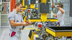 Ein Daimler-Beschäftigter arbeitet an einem neuen 4-Zylinder Dieselmotor Foto: Daimler AG