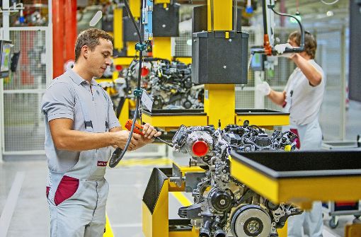 Ein Daimler-Beschäftigter arbeitet an einem neuen 4-Zylinder Dieselmotor Foto: Daimler AG