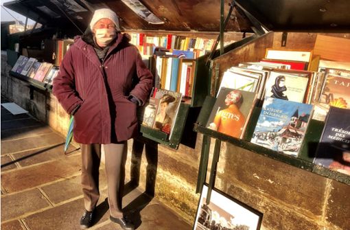 Die Buchverkäuferin Marie-Christine Thieblement ist eine von 227 Bouquinistes in Paris. Seit Jahrzehnten verkauft sie ihre Kunstbücher an der Seine, die die Pandemie macht ihr das Leben besonders schwer. Foto: Krohn/Krohn