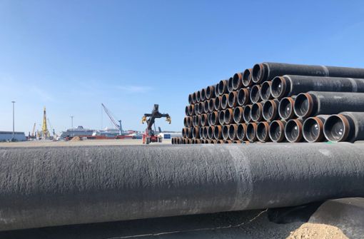 Auf dem Hafengelände von Sassnitz liegen die fertigen Leitungsrohre für die Pipeline Nord Stream 2 bereit – die US-Regierung droht der Hafengesellschaft daher mit „vernichtenden“ Sanktionen. Foto: Ziedler