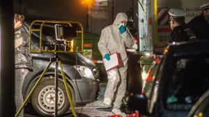 Beamte der Spurensicherung untersuchen am Dienstag in Bietigheim-Bissingen nach einem Mord an einem 35-Jährigen den Tatort. Foto: SDMG