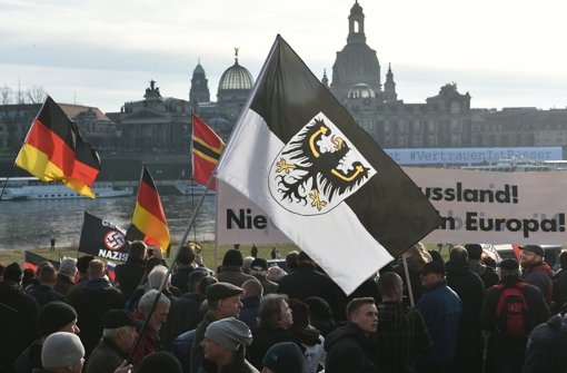 Tausende Anhänger der Pegida-Bewegung haben sich am Samstag in Dresden versammelt. Foto: dpa