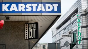 In einem solch direkten Wettbewerb wie in Düsseldorf stehen Karstadt und Kaufhof selten. Foto: dpa