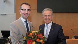 OB Nopper (rechts)  gratulierte Marcel Wolf nach der Wahl. Foto: Thomas Hörner/Thomas Hörner