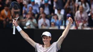 Jannik Sinner aus Italien feiert seinen Sieg bei den Australian Open in Melbourne. Foto: AFP/DAVID GRAY