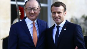 Jim Yong Kim, der Präsident der Weltbank, hier neben Emmanuel Macron. (Archivbild) Foto: AP