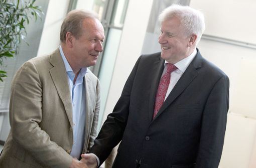 Bundesinnenminister Horst Seehofer (rechts) und Verdi-Vorsitzende Frank Bsirske (links) kommen zu einem vorläufigen Ergebnis in den Tarifverhandlungen. Foto: dpa