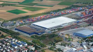 Auf Grundlage des Bebauungsplanes „Am Containerbahnhof Süd“ wurde die Mehrzweckhalle (Mitte) gebaut. Foto: Archiv/Werner Kuhnle