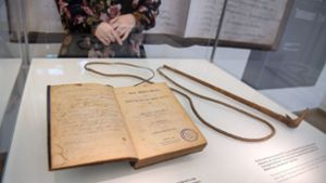 Die Bibel und die Peitsche befinden sich momentan noch im Stuttgarter Lindenmuseum. Foto: dpa