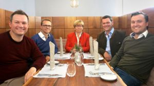 Die Familie am Tisch in der Rose: Mutter Inge Tress und ihre vier Söhne Simon, Christian, Daniel und Dominik Tress (von links) Foto: Matthias Ring