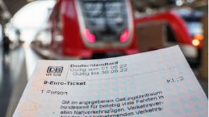 Ein frisch an einem Automaten der Deutschen Bahn erworbenes 9-Euro-Ticket, aufgenommen im Frankfurter Hauptbahnhof.  Damit können die Fahrgäste im Juni, Juli und August für jeweils 9 Euro bundesweit im öffentlichen Nah- und Regionalverkehr fahren. Foto: dpa/Frank Rumpenhorst