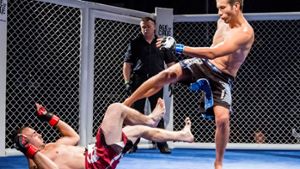 Zwei Kämpfer treten beim Kampfevent „Age of Cage“ in der Arena des LKA in Stuttgart-Wangen gegeneinander an. Foto: 7aktuell.de/Schmalz