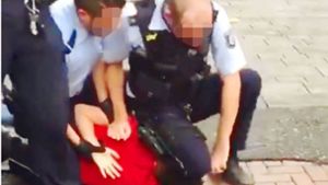 Ein im Internet kursierendes Video zeigt, wie ein Polizist in Düsseldorf auf Kopf und Hals eines 15-Jährigen kniet. Foto: Twitter/ace