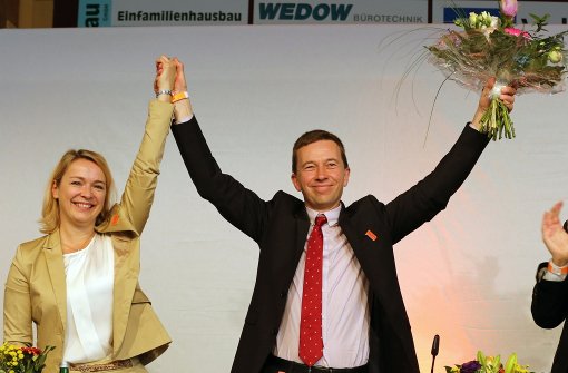 Parteigründer Bernd Lucke mit Generalsekretärin Ulrike Trebesius nach der Wahl zum Spitzenkandidaten. Foto: dpa