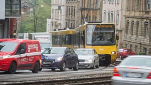 Als einer der möglichen Pläne zur Reinhaltung der Stuttgarter Luft wird eine Nahverkehrsabgabe diskutiert, um Autobesitzer zum Umsteigen auf öffentliche Busse und Bahnen zu bewegen. Foto: dpa