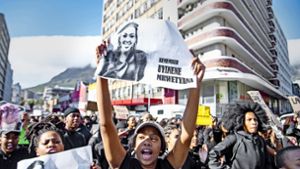 In Kapstadt demonstrieren Frauen für die 19-jährige Studentin Nene, die im August in Kapstadt ermordet wurde. Foto: picture alliance