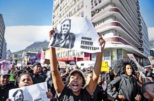 In Kapstadt demonstrieren Frauen für die 19-jährige Studentin Nene, die im August in Kapstadt ermordet wurde. Foto: picture alliance