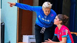 Edina Rott, die Trainerin der HSG Stuttgart/Metzingen und ehemalige Nationalspielerin, gibt Anweisungen. Bislang werden diese von ihrer Mannschaft bestens umgesetzt. Das junge Team ist Spitzenreiter. Foto: Eckhard Eibner