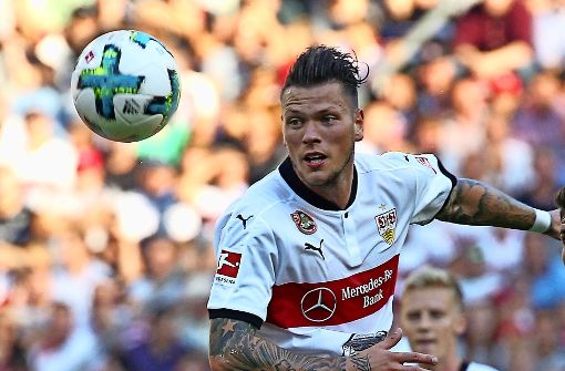 Blickpunkt Ball: VfB-Stürmer Daniel Ginczek will hoch hinaus, sucht aber noch seine Form. Foto: Baumann