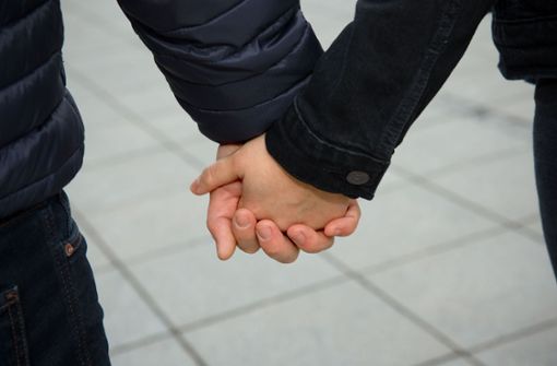 Hand in Hand durch die Stadt – für viele Paare gehört das nicht nur am Valentinstag dazu. Foto: Lichtgut/Leif Piechowski