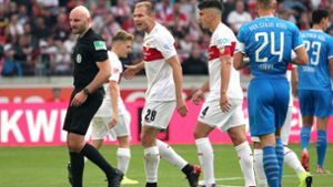 Das Bild, das vom Spiel bleibt: Holger Badstuber vom VfB Stuttgart muss mit Gelb-Rot vom Platz. Foto: Pressefoto Baumann/Julia Rahn
