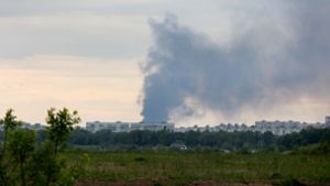 Nach dem Beschuss durch russische Truppen steigt eine Rauchsäule hinter Wohnhäusern in Charkiw auf. Foto: -/Ukrinform/dpa