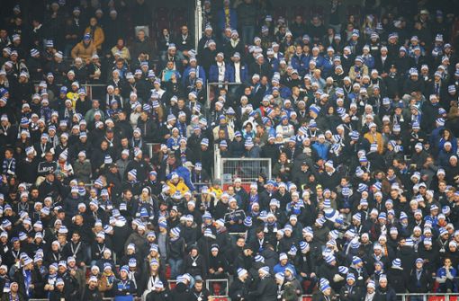 Diese KSC-Fans haben es ins Stadion geschafft Foto: Pressefoto Baumann/Alexander Keppler