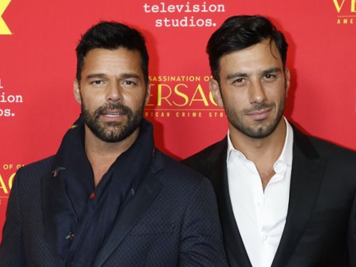 Ricky Martin (l.) und Jwan Yosef gemeinsam auf dem roten Teppich bei einer Premiere in Los Angeles. Foto: Kathy Hutchins/Shutterstock.com