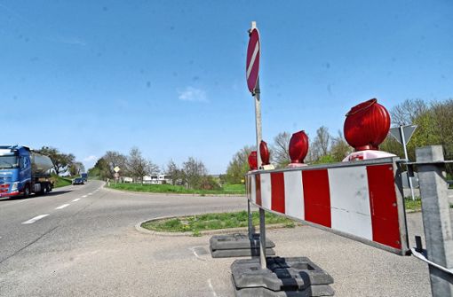Das Linksabbiegen für aus Richtung Mundelsheim kommende Fahrzeuge ist bislang verboten. Das ändert sich bald. Foto: Werner Kuhnle