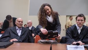 Die Angeklagte Beate Zschäpe nimmt am Dienstag im Gerichtssaal im Oberlandesgericht in München ihren Platz ein. zu einer Befragung Zschäpes ist es an diesem Prozesstag nicht gekommen. Foto: dpa
