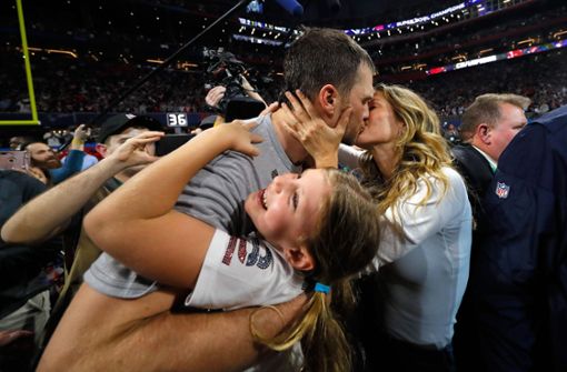 Kuss für den Star: Patriots-Quarterback Tom Brady holt sich von seiner Frau Gisele Bündchen seine Belohnung ab. Foto: GETTY IMAGES NORTH AMERICA
