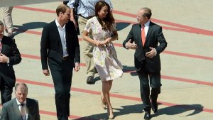 Auf dem Flughafen von Brisbane war es wohl etwas zu windig für das Kleid der Herzogin. Foto: dpa
