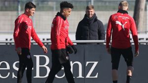 Nah dran an der Mannschaft: Thomas Hitzlsperger (2. v. re.), der neue Sportvorstand des VfB Stuttgart Foto: Pressefoto Baumann