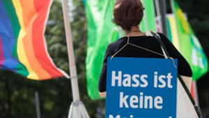 Eine Aktivistin protestiert gegen Hassnachrichten. (Archivbild) Foto: dpa/Frank Rumpenhorst
