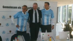 Die Stuttgarter Kickers präsentieren den neuen Trikotsponsor: Ralf Hofmann (Geschäftsführer MHP), Rainer Lorz (Kickers-Präsident), Lutz Meschke (Vorstand IT und Finanzen bei Porsche). (Von links). Foto: Marco Seliger