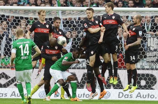 VfB (in schwarz) gegen Bremen: Aufgepasst, bloß kein Gegentor! Foto: Baumann
